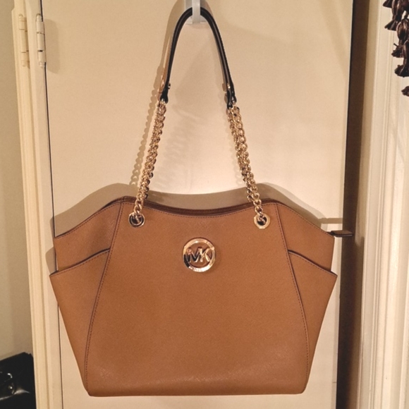 Michael Kors Handbags - 🎁NEW Michael Kors Jet Set Tan /Gourgous Gold Hardware Excellent Condition